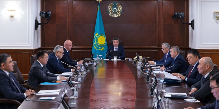 Олжас Бектенов поручил продолжить работу горячих линий для реагирования на возможные вопросы граждан по восстановлению жилья