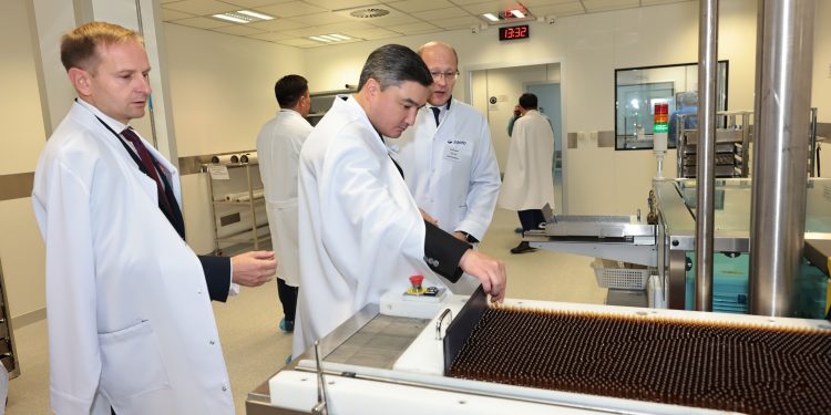 Олжас Бектенов Шымкентте ауыл шаруашылығы, тамақ және фармацевтика өнеркәсібінің дамуымен танысты