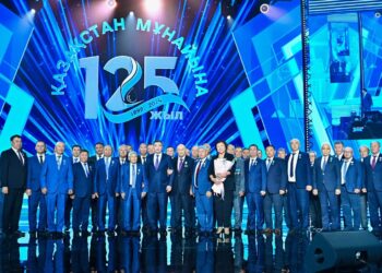 Олжас Бектенов Мемлекет басшысының атынан мұнай индустриясының 125 жылдығына орай сала ардагерлеріне марапаттар табыс етті