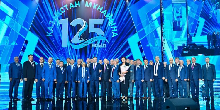 Олжас Бектенов Мемлекет басшысының атынан мұнай индустриясының 125 жылдығына орай сала ардагерлеріне марапаттар табыс етті