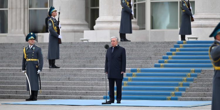 Президент Мемлекеттік ту көтеру рәсіміне қатысты