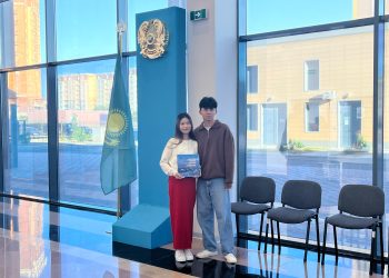 Тайландтан келген жас келін жұбайымен бірге референдумға қатысты