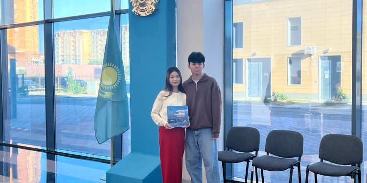 Тайландтан келген жас келін жұбайымен бірге референдумға қатысты