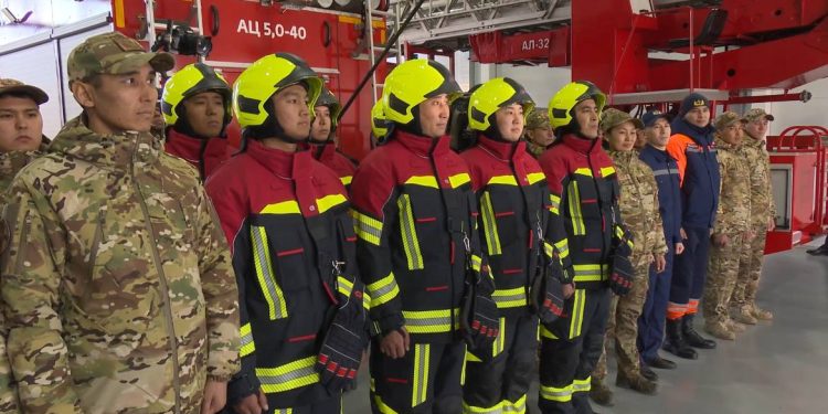 В преддверии Дня спасателя Касым-Жомарт Токаев ознакомился с работой новой пожарной части №23 в Астане