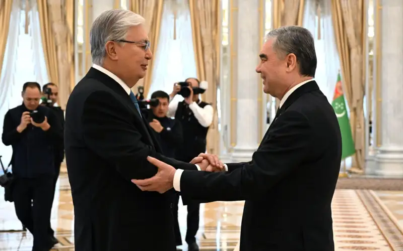 Президент Қасым-Жомарт Тоқаев Түрікменстанға ресми сапармен келді