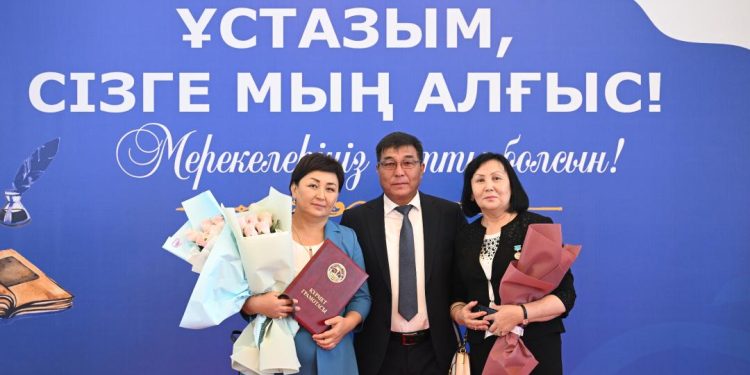 Жетісуда 1000-нан астам ұстаз кәсіби мерекесіне орай марапатталды