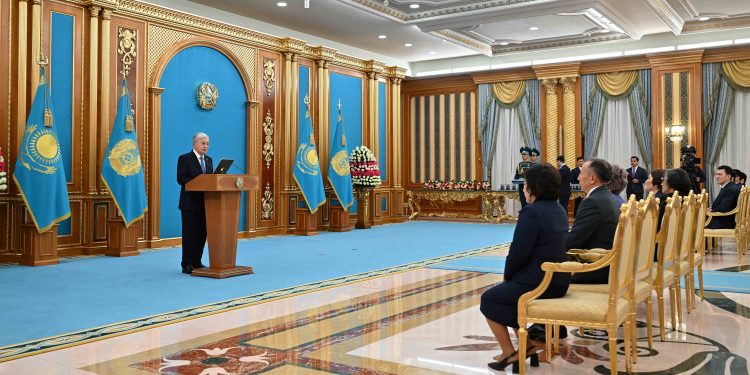 Президент мұғалімдерді кәсіби мерекесімен құттықтады