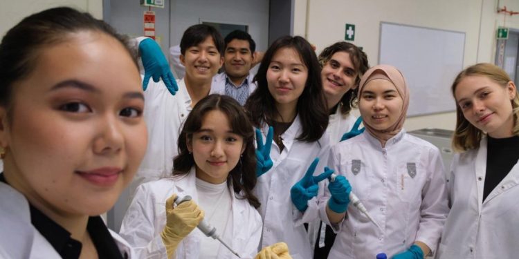 Әлемнің жетекші университеттерінің биологтар командаларын басып озды