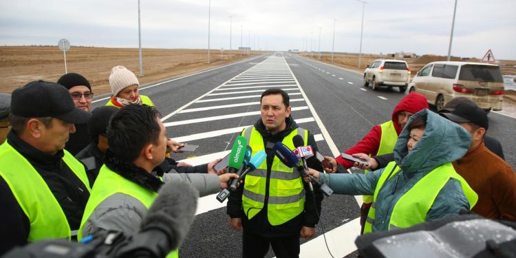«Қызылорда-Жезқазған» автожолы: үш учаскіде асфальт төсеу жұмыстары аяқталуға жақын.