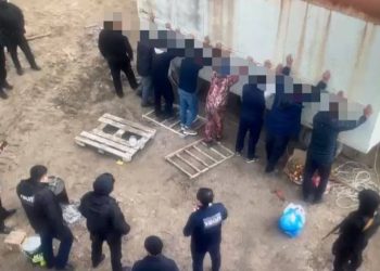 Полицейлер құмды заңсыз өндірумен айналысқан топты анықтады