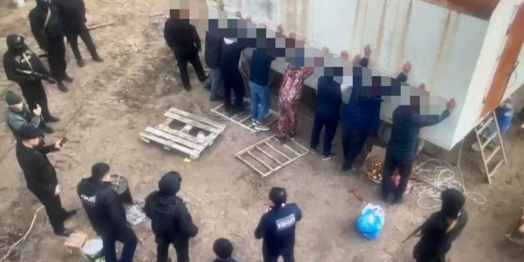 Полицейлер құмды заңсыз өндірумен айналысқан топты анықтады