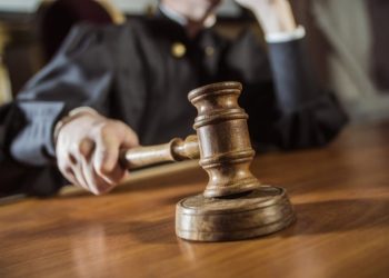 Қарағандыда куәгерді азаптаған полиция қызметкерлері сотталды