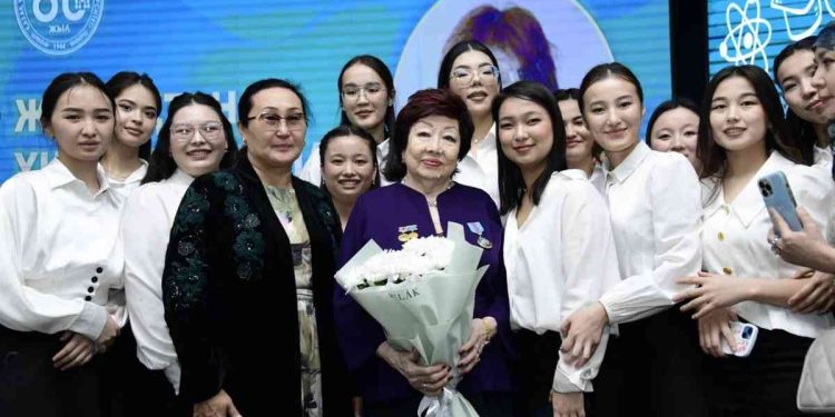 Мен барша қазақ қыздарына сәттілік пен бақыт тілеймін