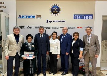 Газет ақпарат тарату және халықтың ар-намысын асқақтату арқылы маңызды қолдау көрсетіп келеді