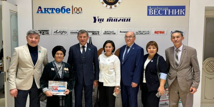 Газет ақпарат тарату және халықтың ар-намысын асқақтату арқылы маңызды қолдау көрсетіп келеді