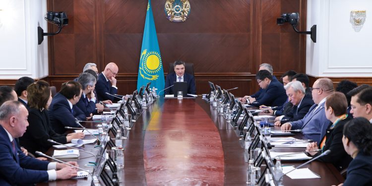 Бектенов сарапшылармен экономиканы одан әрі дамыту мәселелерін талқылады