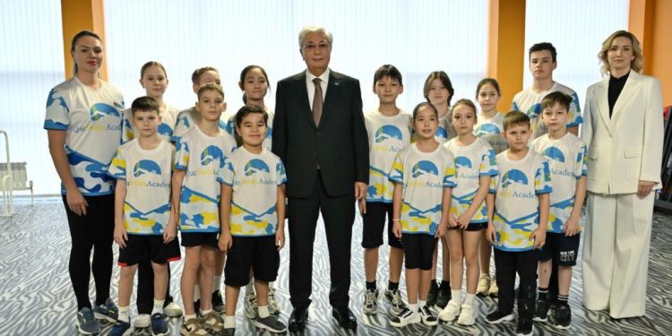 Мемлекет басшысы QazSwimAcademy спорт орталығының жұмысымен танысты