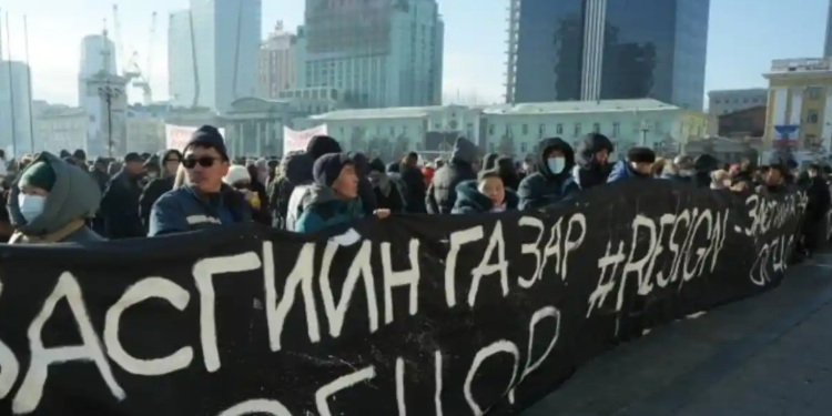 Моңғолияда үш мың адам митингке шығып, үкіметтің отставкаға кетуін талап етті