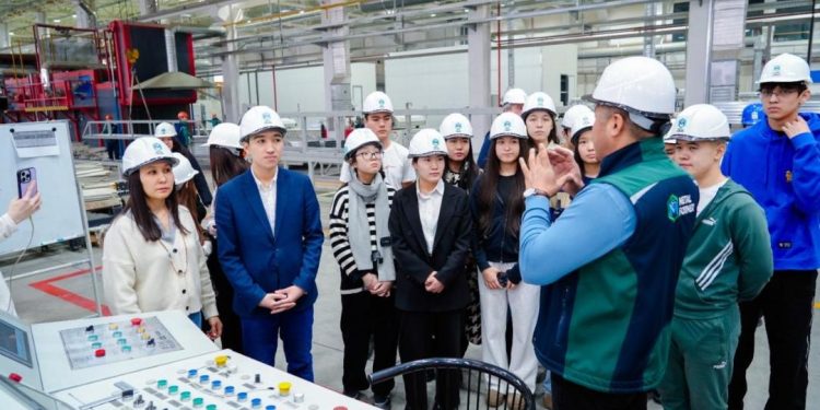 Оқушылар мен волонтерлер кәсіпорын жұмысымен танысты