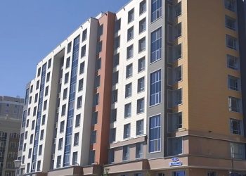 Көкшетауда шағын және орта бизнес белсенді дамып келеді және көшелер алуан түрлі маңдайшалармен жарқырайды