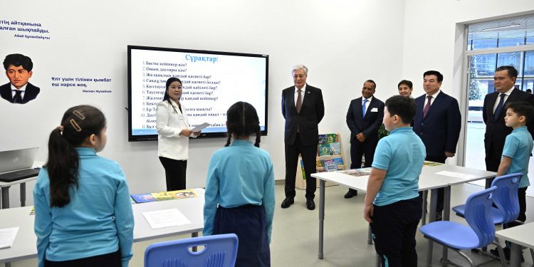 Мемлекет басшысы KIS Astana халықаралық мектебін аралап көрді