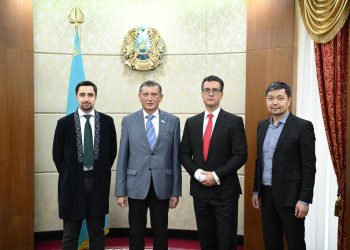 Сенатор балаларға арналған ойын топтамасын әзірлеушімен кездесті