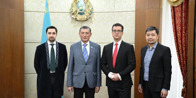 Сенатор балаларға арналған ойын топтамасын әзірлеушімен кездесті