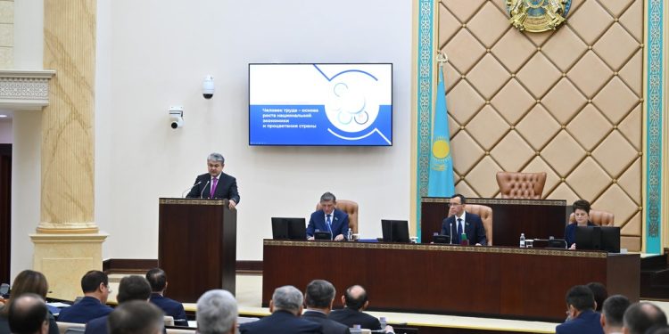 Жұмысшылар табысының тұрақты өсуіне жағдай жасайтын өндірістік көрсеткіштерді жақсартуға баса мән берген жөн