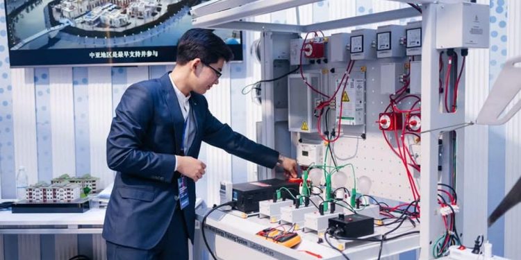 Біз күн панельдерін толықтай өз қолымызбен жасаймыз