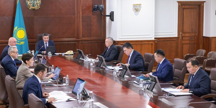 Үкімет отырысында жол саласын дамыту және аталған салаға цифрлық технологияларды енгізу мәселелері қаралды