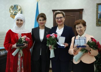 Мәдениет және ақпарат министрі еліміздің мәдени дамуына қосқан елеулі үлесі үшін мемлекеттік наградалар табыстады