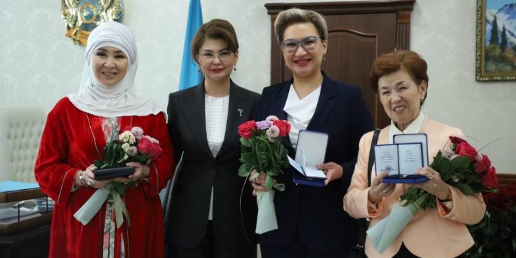 Мәдениет және ақпарат министрі еліміздің мәдени дамуына қосқан елеулі үлесі үшін мемлекеттік наградалар табыстады