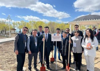 «Таза Қазақстан» бағдарламасы аясында ұйымдастырылған шара барысында әр өңірден келген делегациялар көшет отырғызды