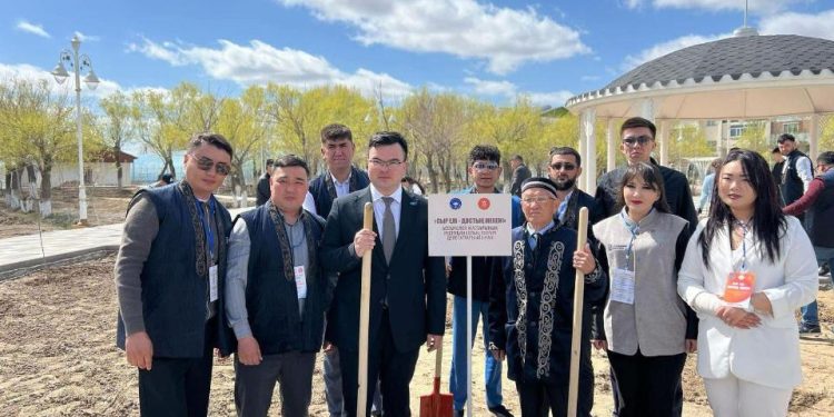 «Таза Қазақстан» бағдарламасы аясында ұйымдастырылған шара барысында әр өңірден келген делегациялар көшет отырғызды