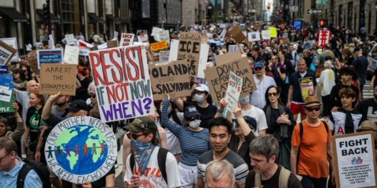 АҚШ-та Дональд Трамптың саясатына қарсы жаппай наразылық шеруі өтті