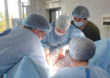ӘЛЕМНІҢ ҮЗДІК ХИРУРГТАРЫ ТІКЕЛЕЙ ЭФИРДЕ БІРЕГЕЙ ОПЕРАЦИЯЛАР ЖАСАДЫ