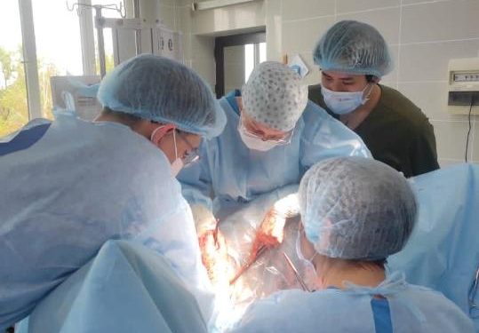 ӘЛЕМНІҢ ҮЗДІК ХИРУРГТАРЫ ТІКЕЛЕЙ ЭФИРДЕ БІРЕГЕЙ ОПЕРАЦИЯЛАР ЖАСАДЫ