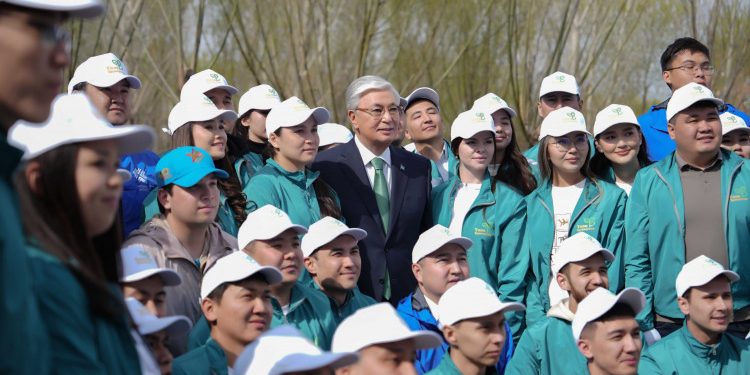 Президент «Жастар» саябағында экобелсенділермен бірге ағаш екті