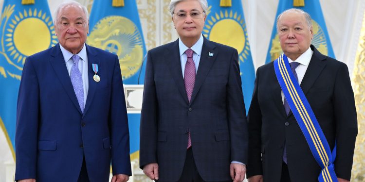 Президент мемлекеттік наградалар тапсырды