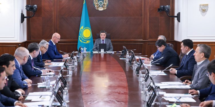 Олжас Бектенов металлургия және мұнай химиясы салаларындағы ірі жобаларды жүзеге асыру мәселелері бойынша кеңес өткізді