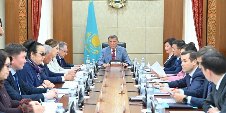 Кітапхана қызметкерлерінің мәртебесін көтеру және күшті кадр әлеуетін қалыптастыру – осы саладағы тұрақтылықтың кепілі