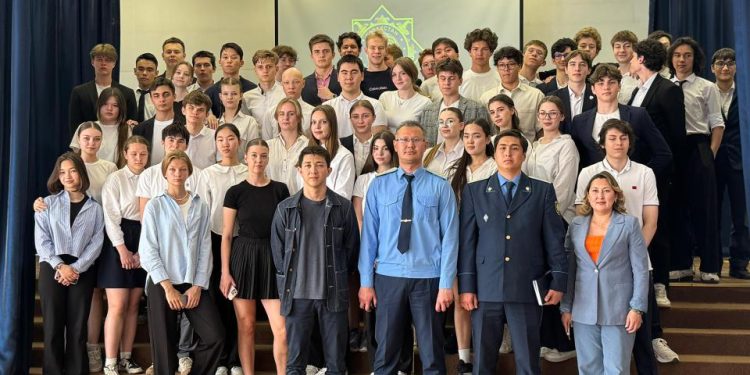 Мектеп оқушыларын заңға бағынатын азамат болуға және саналы түрде кәсіби жолын таңдауға ынталандырады