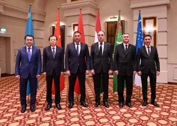 Оцифровать обмен иностранными бланками разрешений договорились министры транспорта Центральной Азии и Китая