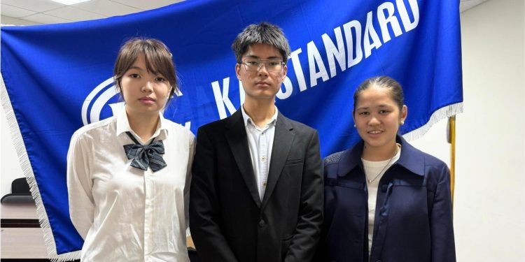 Олимпиадаға дәстүрлі түрде орта және жоғары сынып оқушылары қатысады