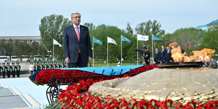 Қасым-Жомарт Тоқаев «Отан Ана» монументіне гүл шоғын қойды