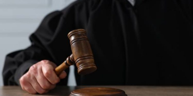 Кәмелетке толмаған баладан ақша бопсалағандары үшін сотталды