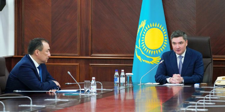 Олжас Бектенов Көлік министрлігі ұжымына жаңа министрді таныстырды