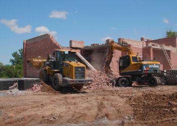 Елордада заңсыз салынған тұрғын үй кешені бұзылып жатыр