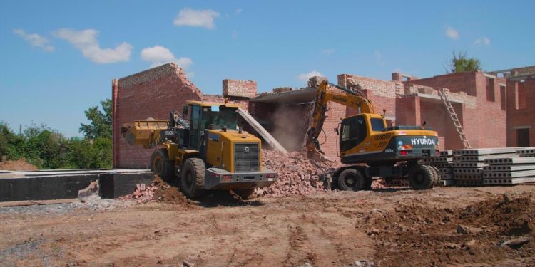 Елордада заңсыз салынған тұрғын үй кешені бұзылып жатыр