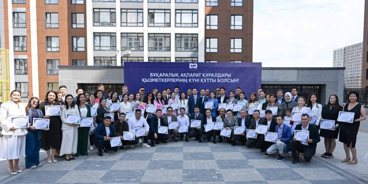 Работники СМИ получили квартиры от имени Президента Республики Казахстан